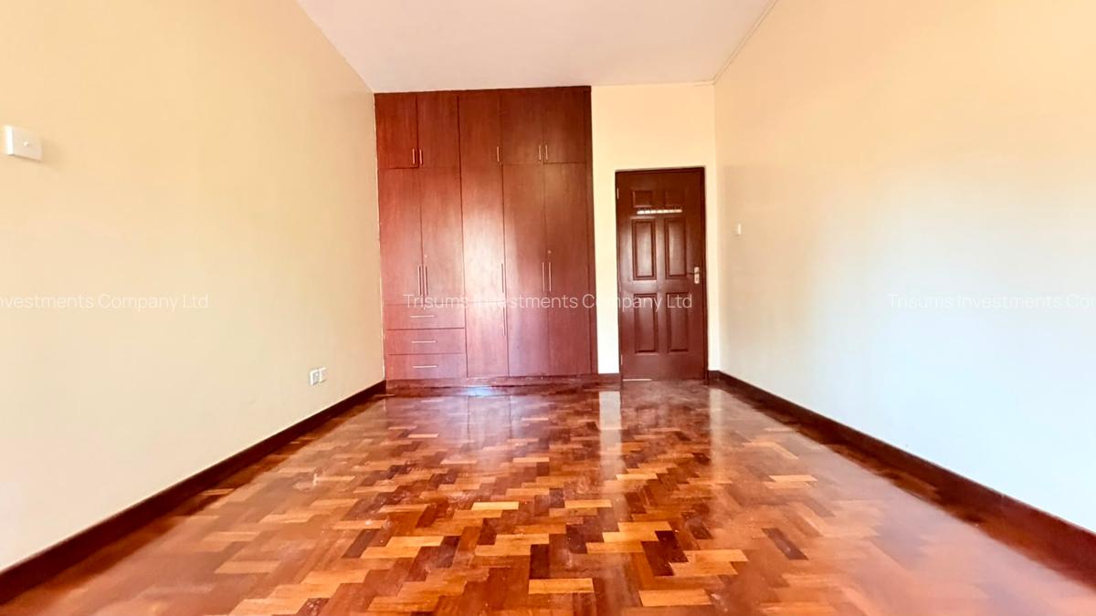 4 Bed Apartment with En Suite in Brookside - 7