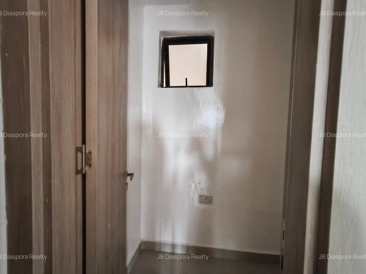 4 Bed Apartment with Swimming Pool at City Park - 19