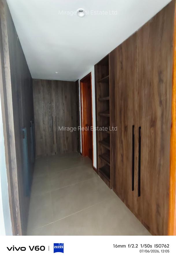 4 Bed Apartment with Swimming Pool in Riverside - 11