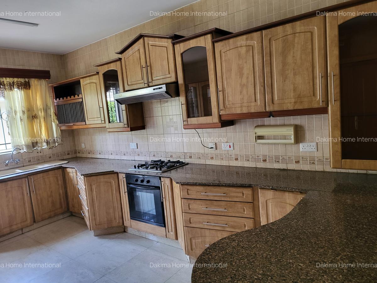 4 Bed Townhouse with En Suite in Brookside - 2