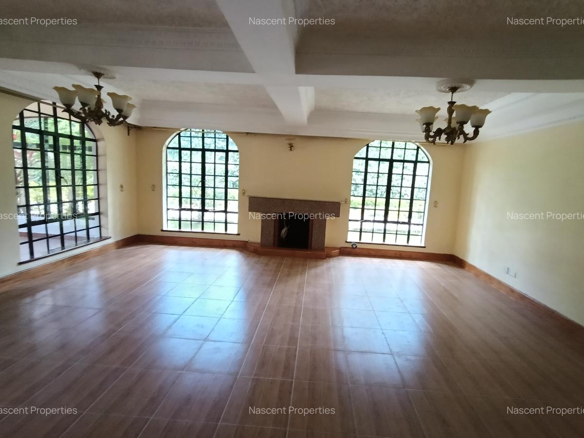 4 Bed House with En Suite in Ridgeways - 15
