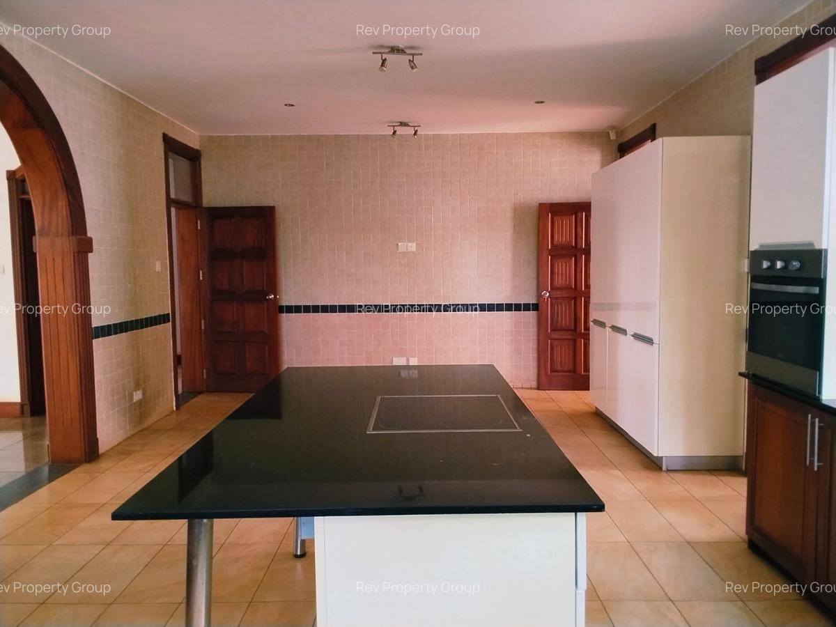 4 Bed Villa with En Suite in Rosslyn - 8
