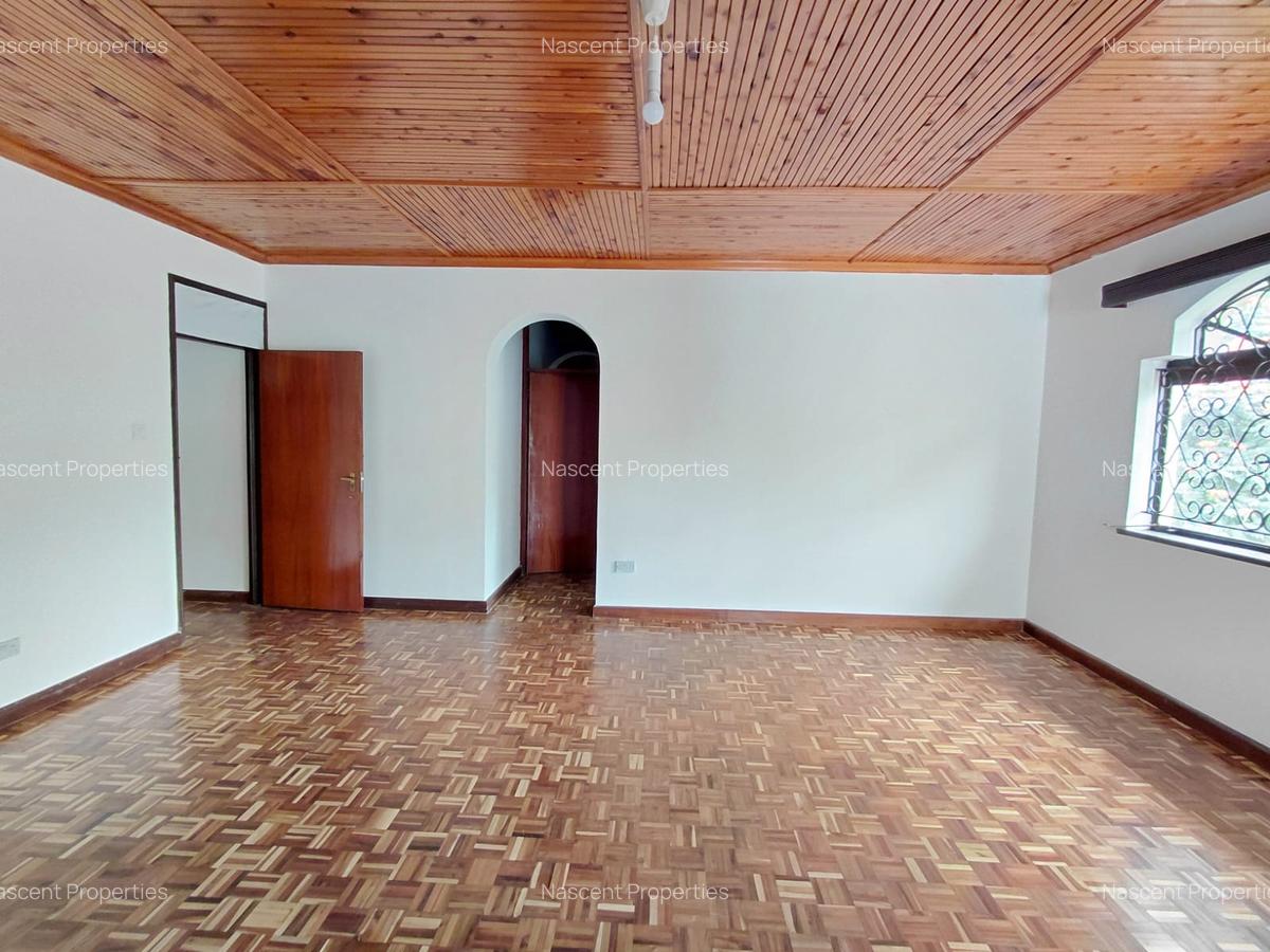 6 Bed House with En Suite in Nyari - 3