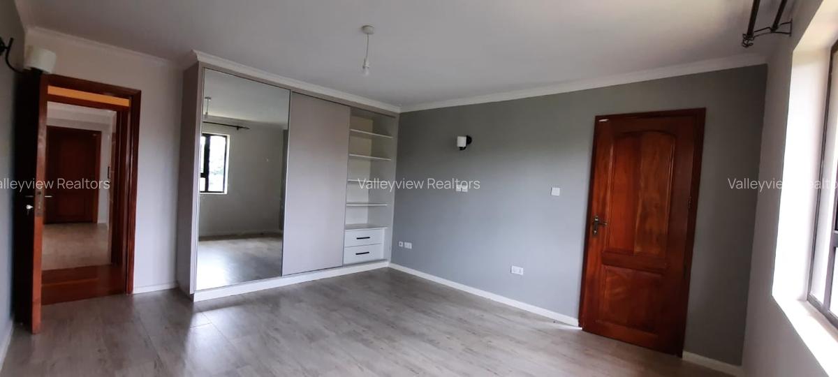 5 Bed Townhouse with En Suite at Lavington - 6