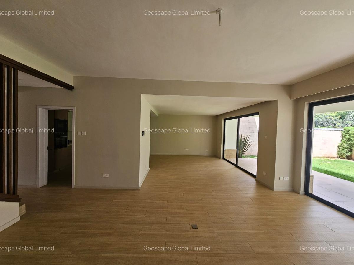 5 Bed House with En Suite in Spring Valley - 4