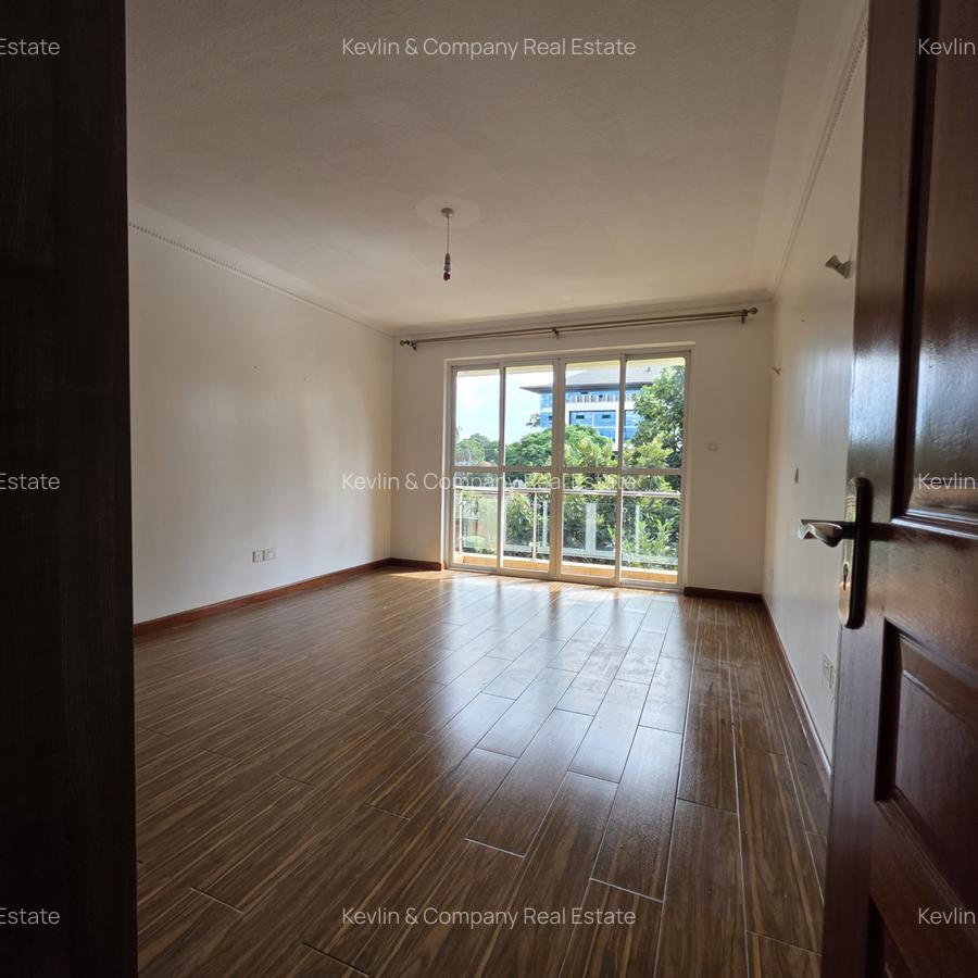 3 Bed Apartment with En Suite in Riverside - 17
