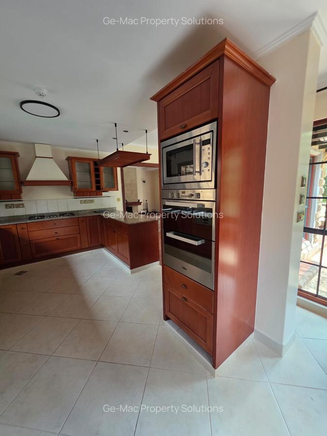 4 Bed House with En Suite in Ridgeways - 4