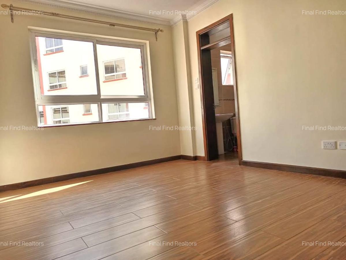 3 Bed Apartment with En Suite in Brookside - 5