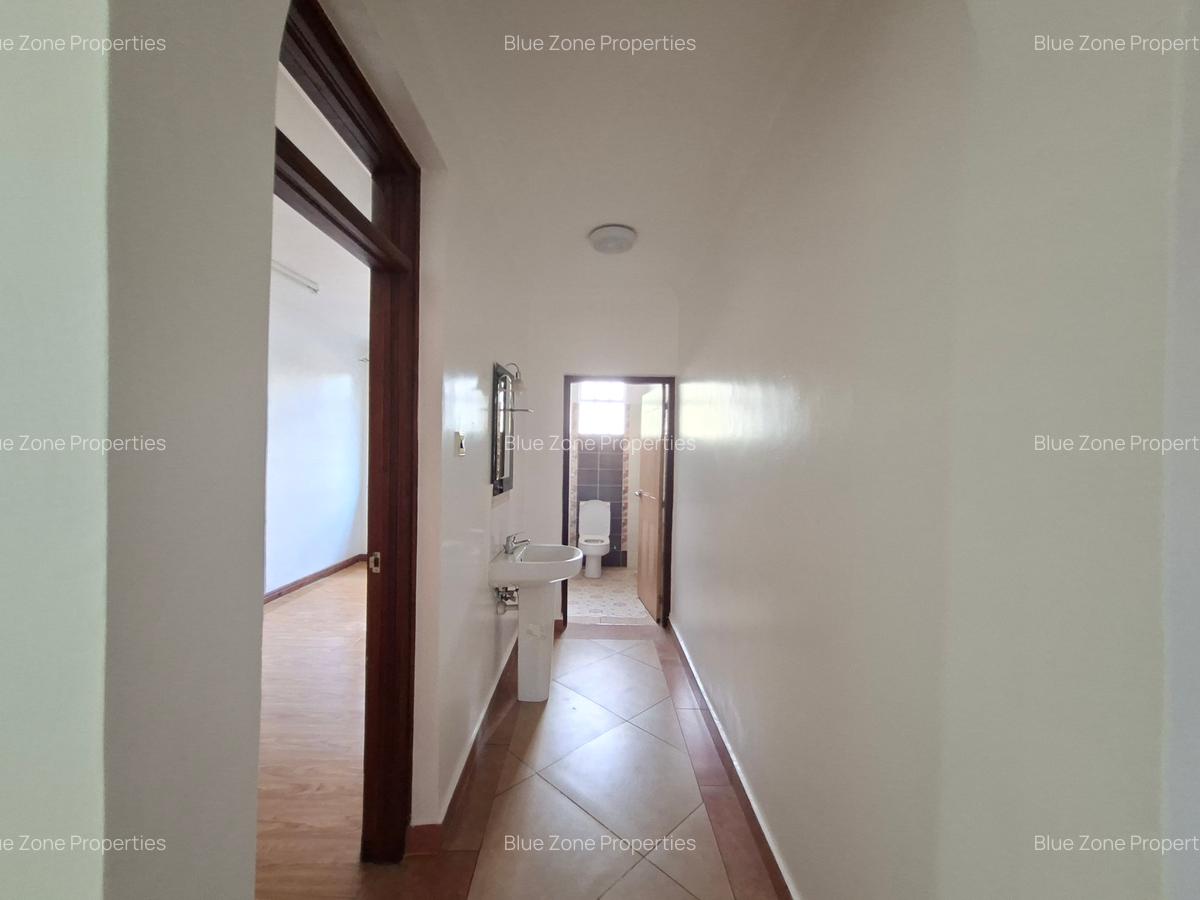 5 Bed House with En Suite at Close To Un - 7