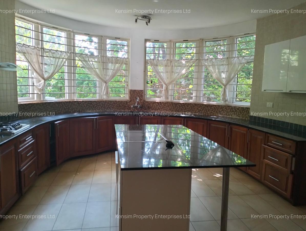 5 Bed Townhouse with En Suite in Rosslyn - 3