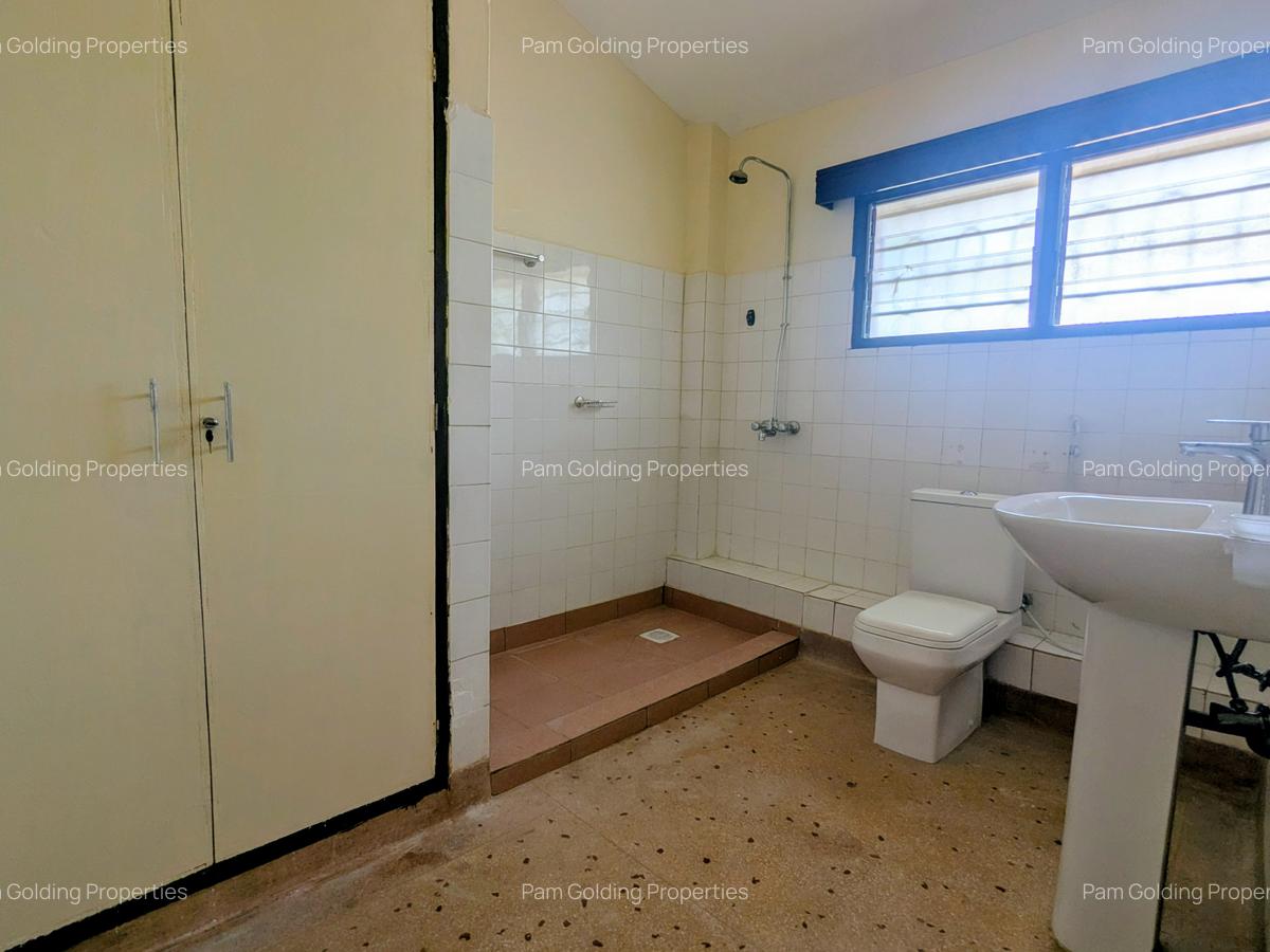 4 Bed House with En Suite at 3Rd Avenue - 10