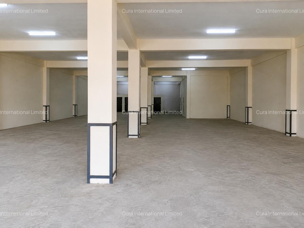 5,600 ft² Shop in Industrial Area - 1