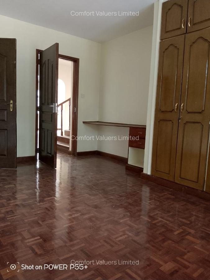 6 Bed Townhouse with En Suite at Lavington - 10