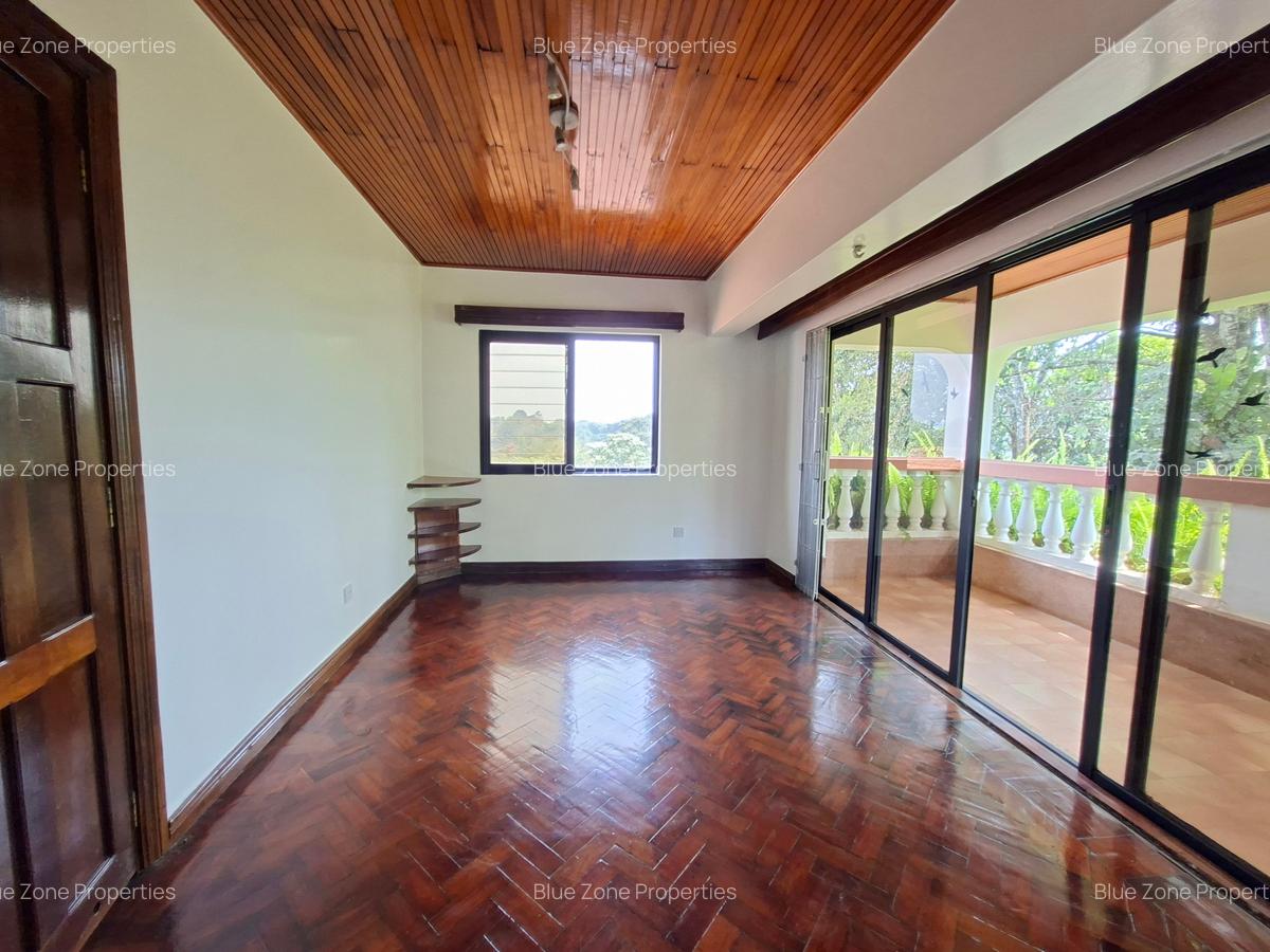 5 Bed House with En Suite at Close To Un - 9