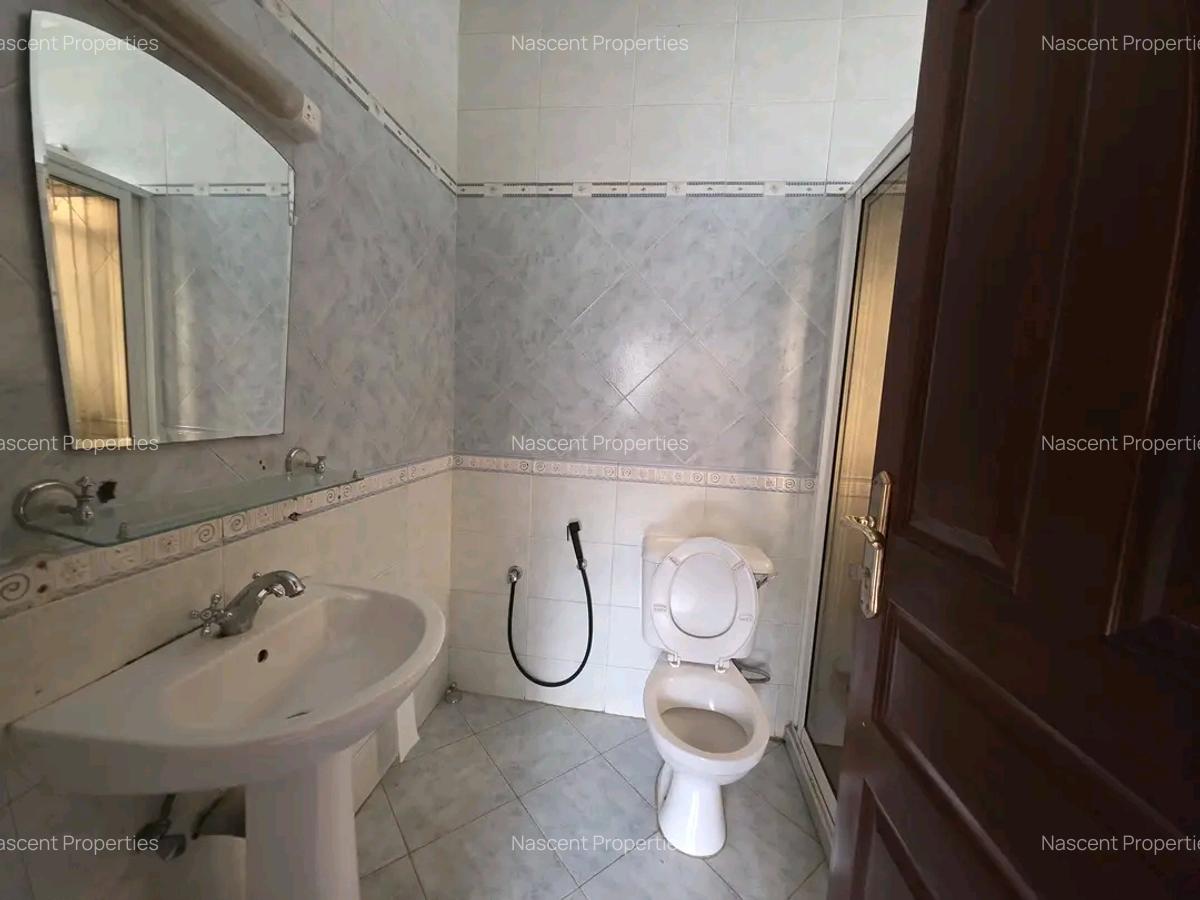 4 Bed House with En Suite at Grevillea - 7