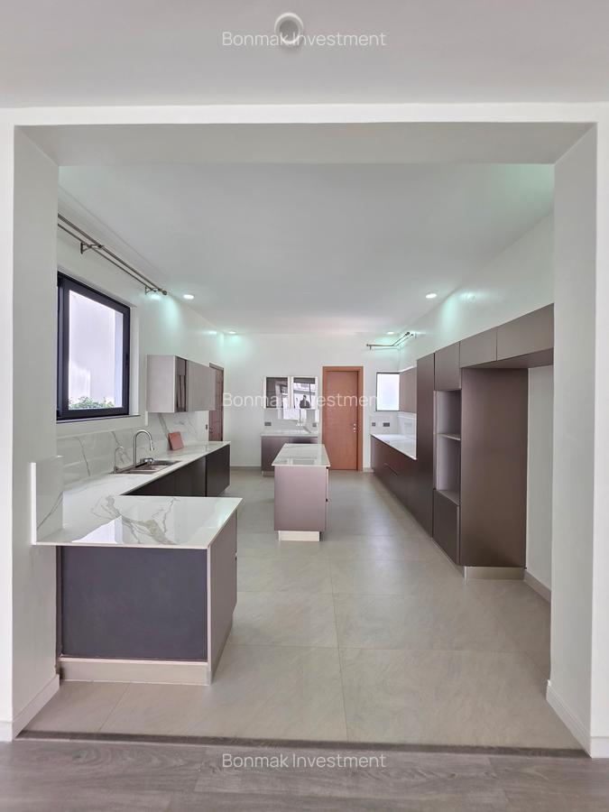 5 Bed Townhouse with En Suite at Lavington Green - 3