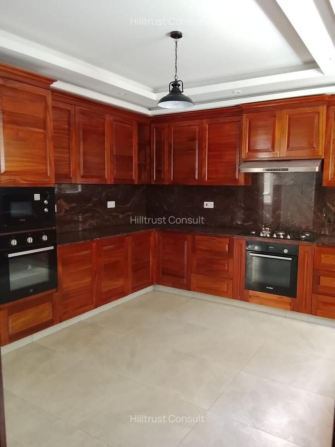 5 Bed Townhouse with En Suite in Lavington - 12