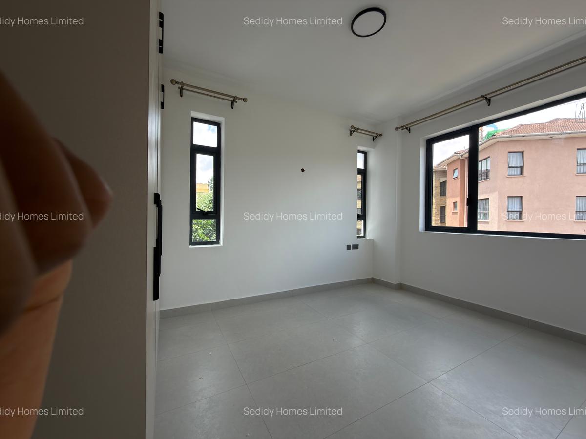 3 Bed Apartment with En Suite in Brookside - 6