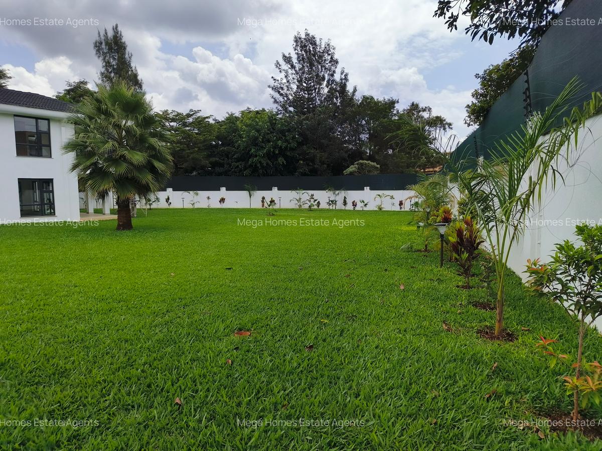 7 Bed House with En Suite in Runda - 3