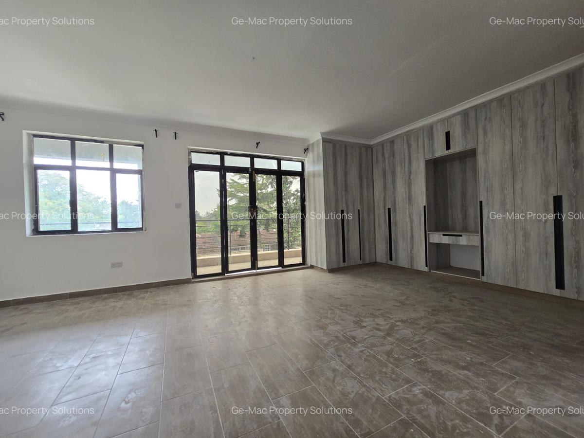 4 Bed House with En Suite in Ridgeways - 14