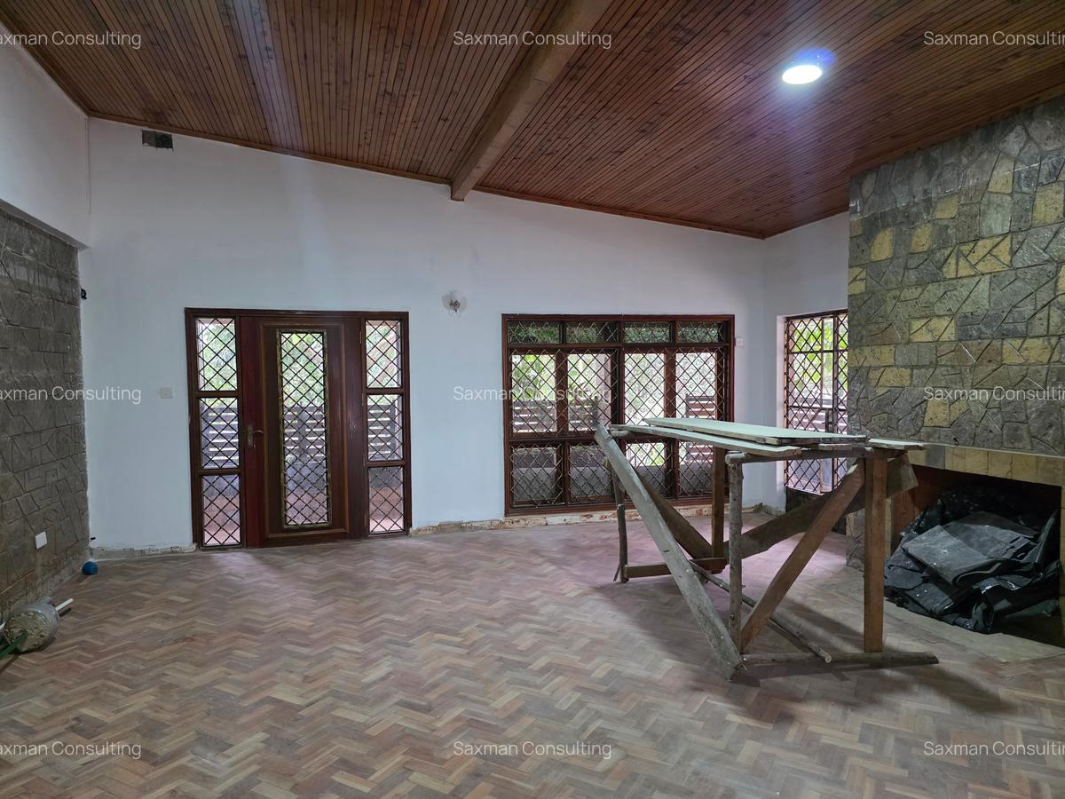 4 Bed House with En Suite in Lavington - 10