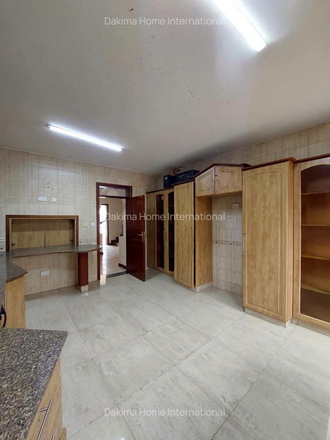 4 Bed Townhouse with En Suite in Brookside - 6