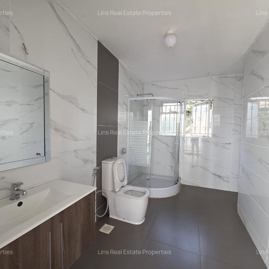 6 Bed House with En Suite in Lavington - 4