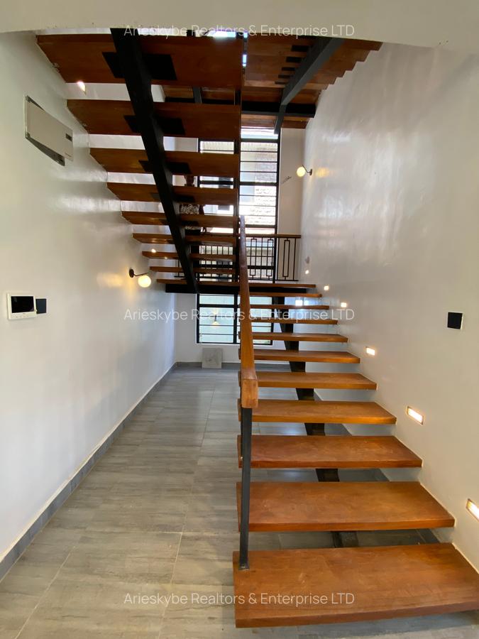 4 Bed House with En Suite in Membley - 5