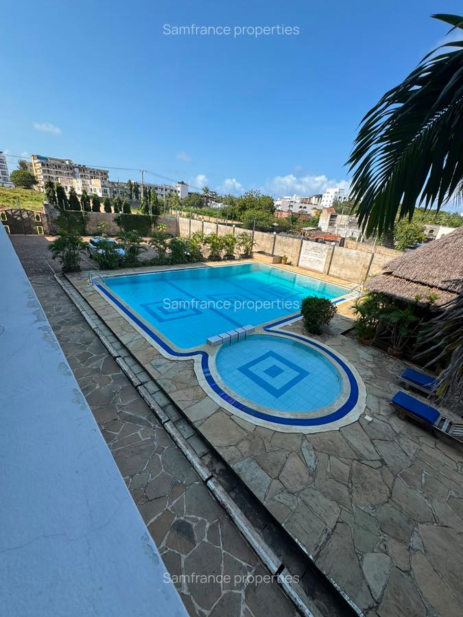 1 Bed Apartment with En Suite at Serena Road - 3