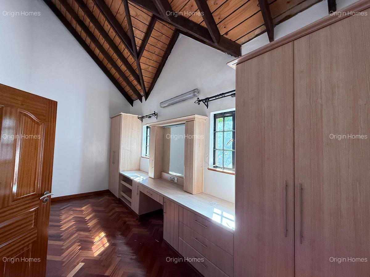 5 Bed Townhouse with En Suite at Lavington - 13