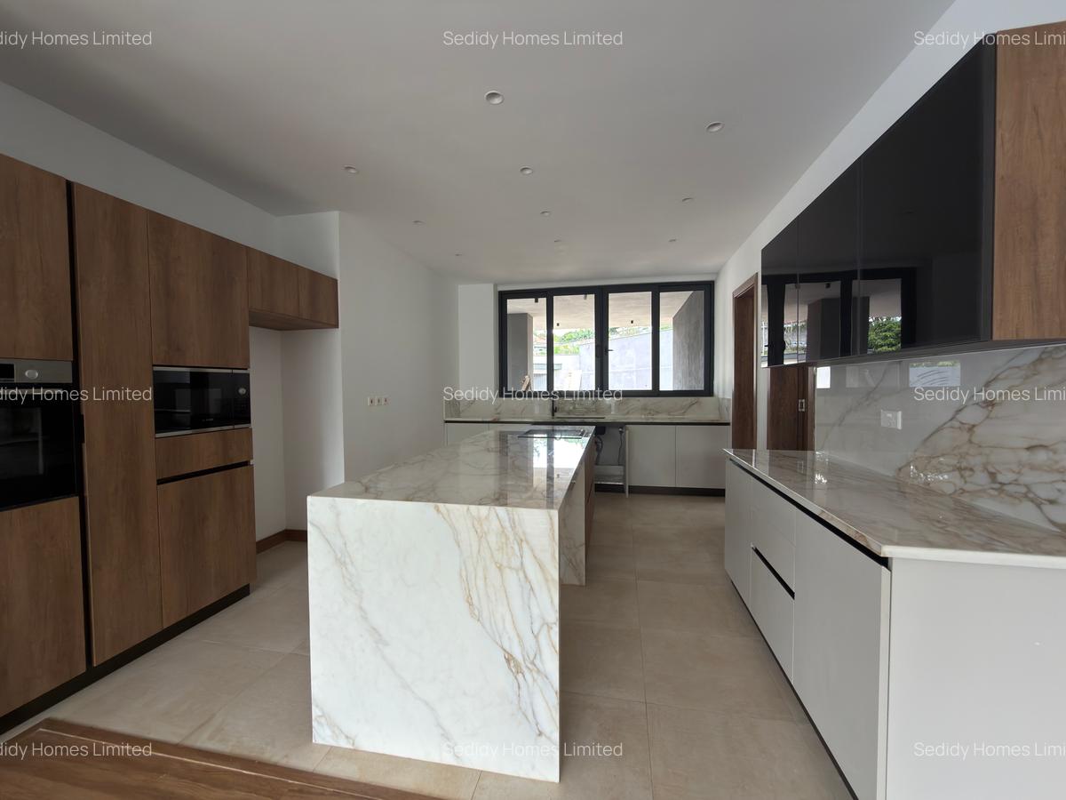 5 Bed Villa with En Suite in Nyari - 4