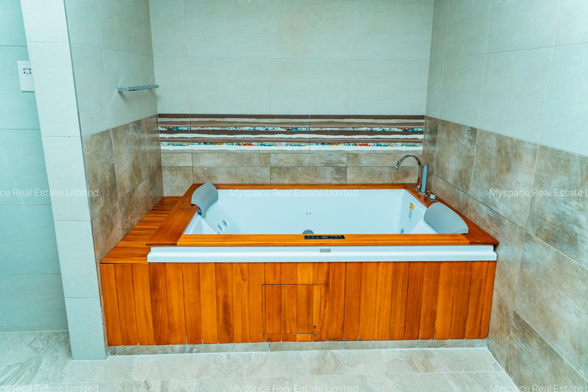 5 Bed Townhouse with En Suite in General Mathenge - 4