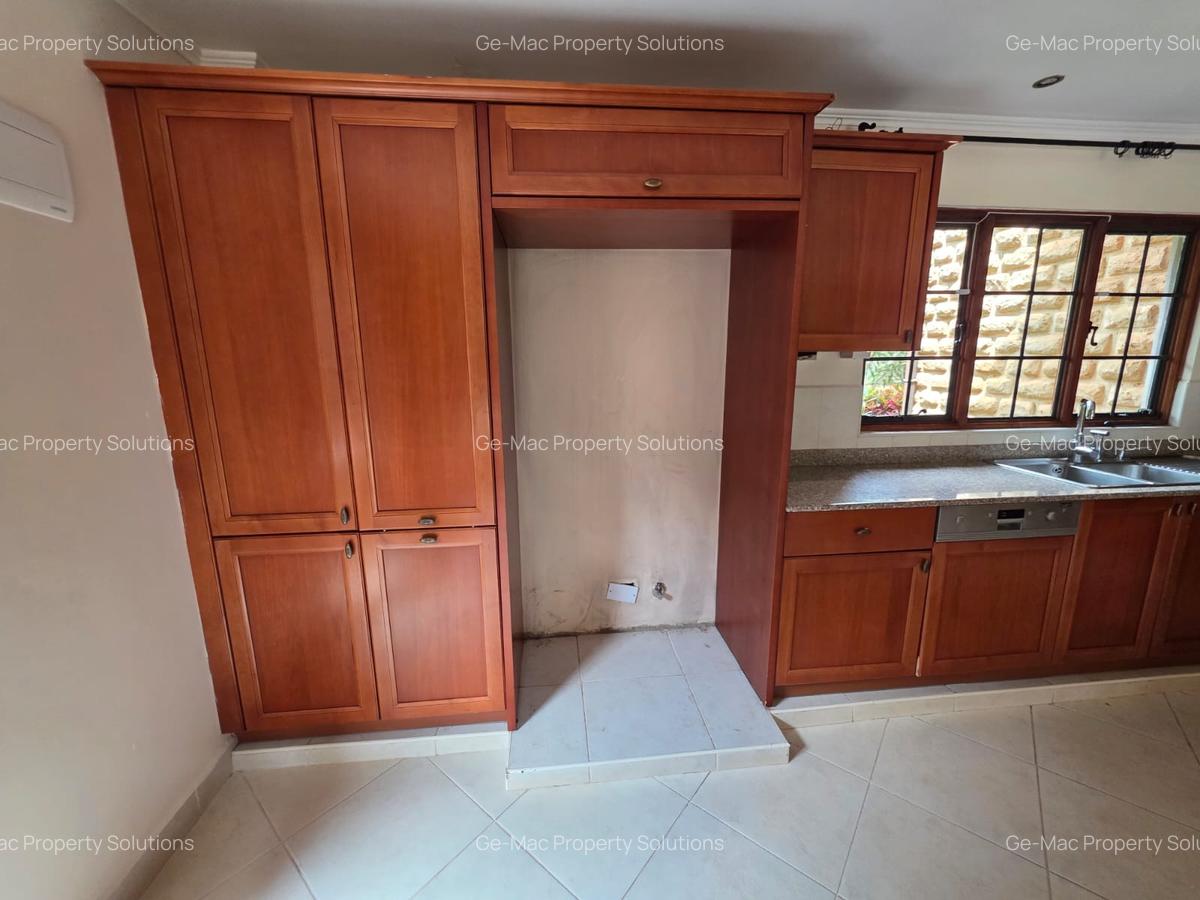 4 Bed House with En Suite in Ridgeways - 6