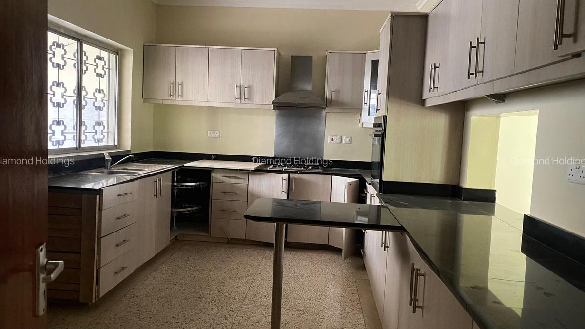5 Bed House with En Suite at Parklands - 12