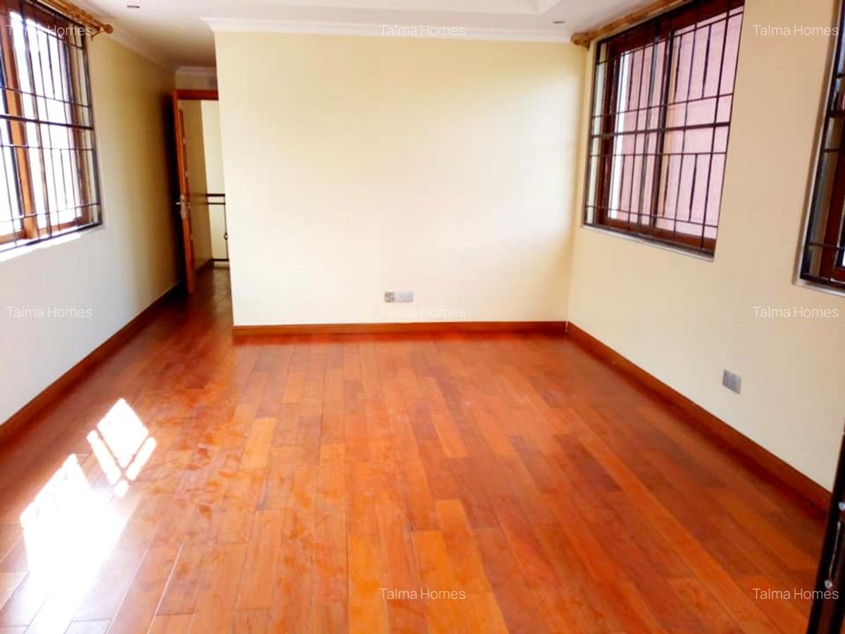 5 Bed Townhouse with En Suite at Off Convent Drive - 7