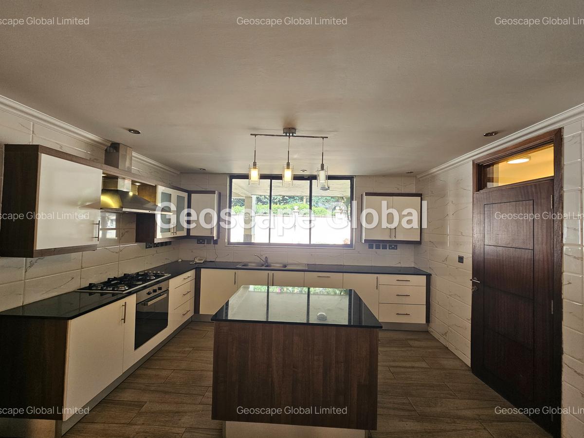 5 Bed House with En Suite in Lavington - 9