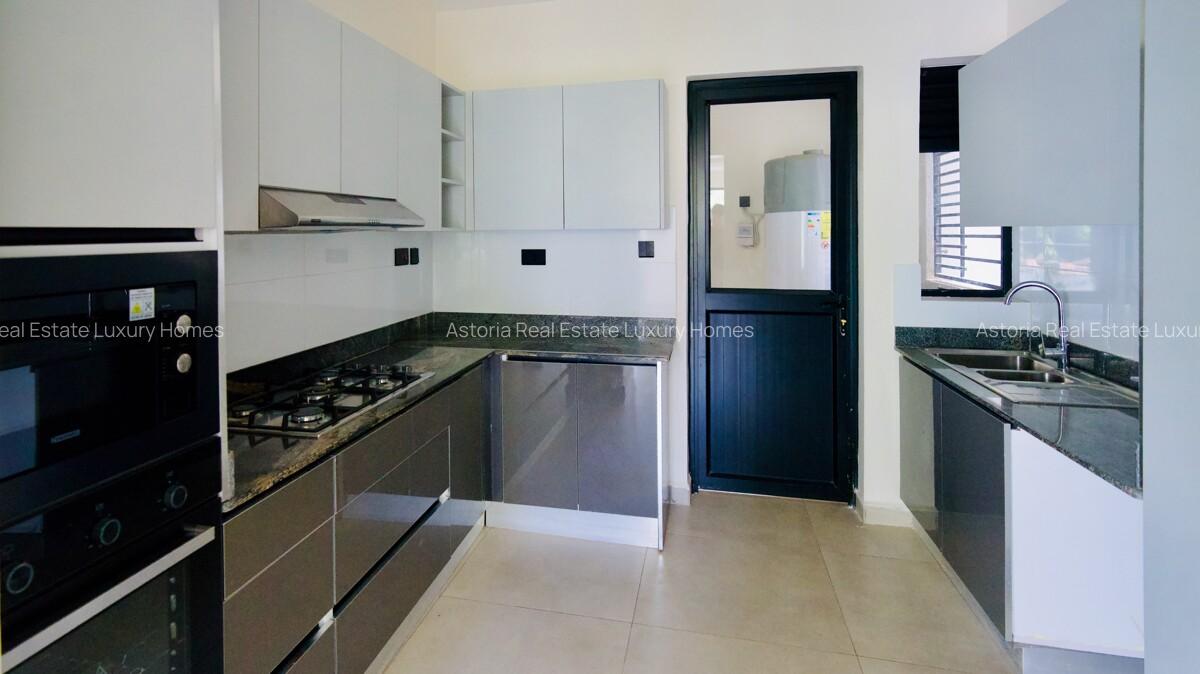 3 Bed Apartment with En Suite at 2026-430 - 7