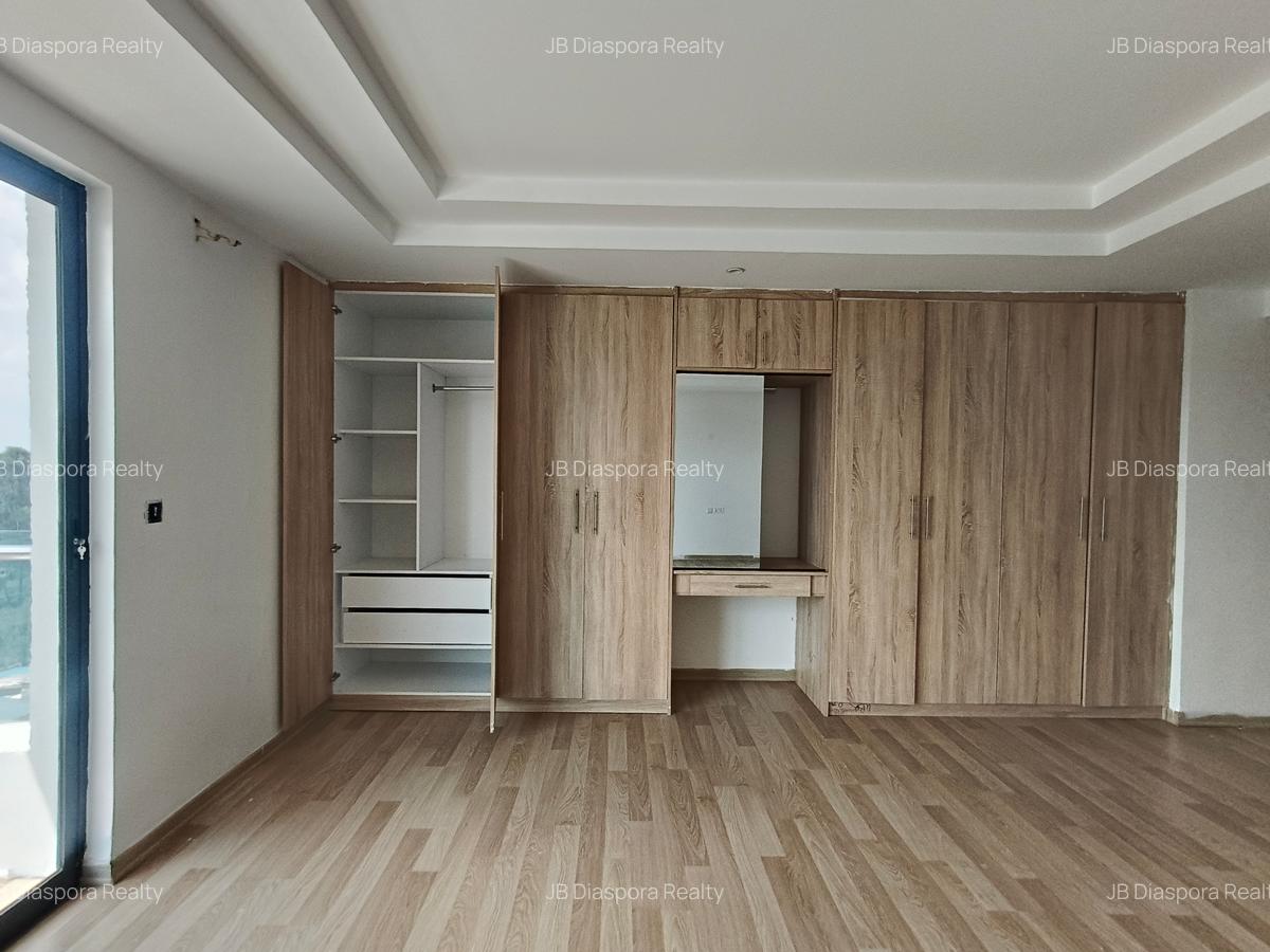4 Bed Apartment with En Suite at 5Th Parklands Avenue - 17