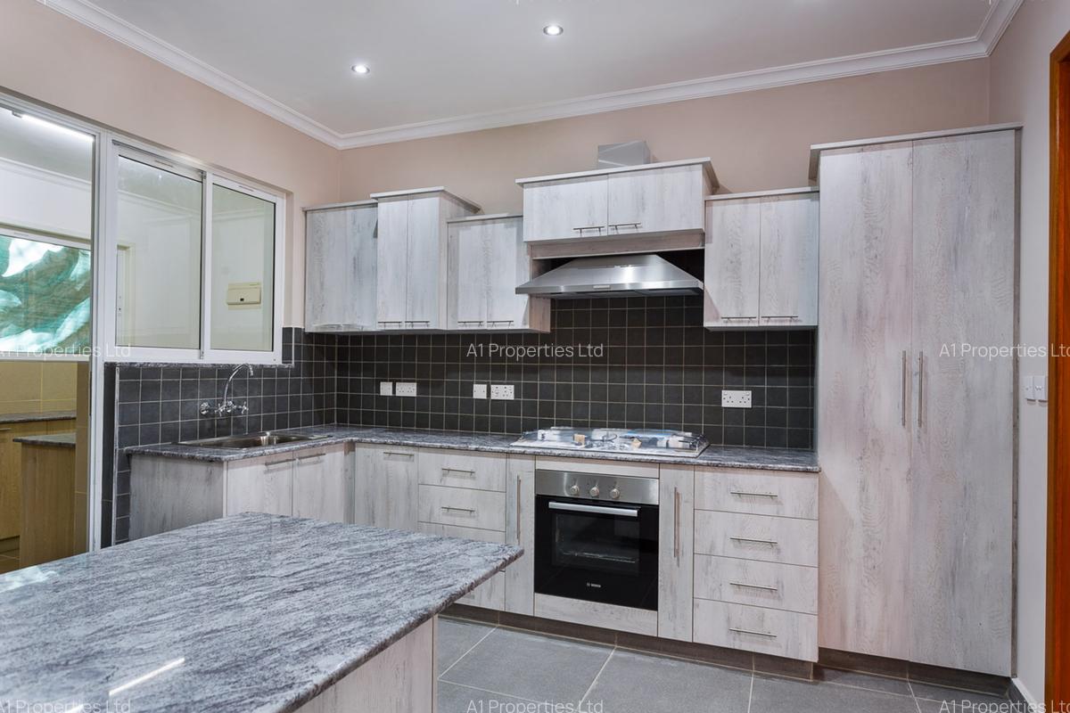 3 Bed Apartment with En Suite in Riverside - 4