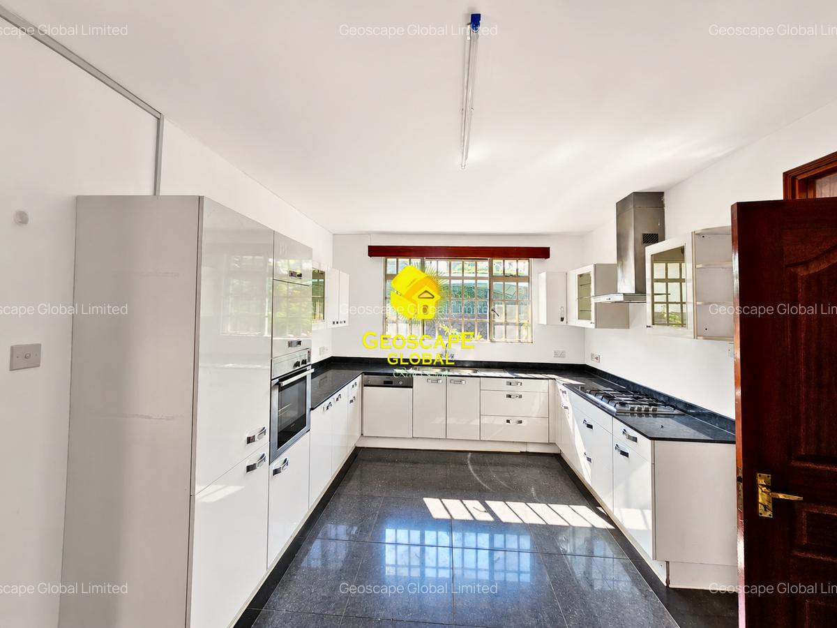 4 Bed House with En Suite in Rosslyn - 9