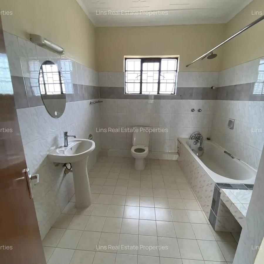 5 Bed House with En Suite in Runda - 14
