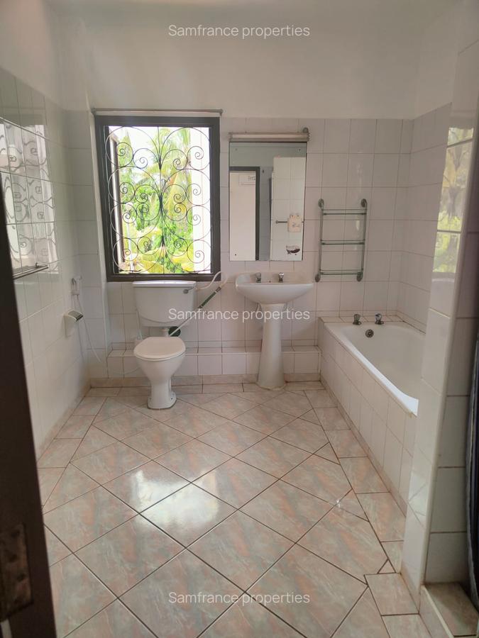 4 Bed Villa with En Suite at Links Road - 12