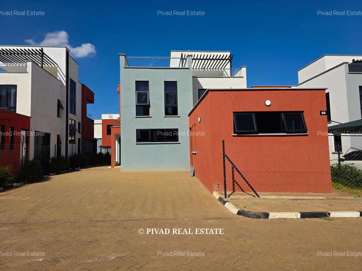 4 Bed Townhouse with Swimming Pool in Membley - 1