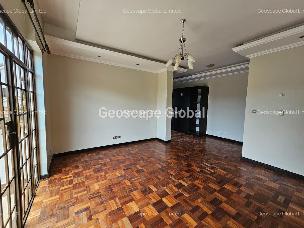 4 Bed House with En Suite in Rosslyn - 14