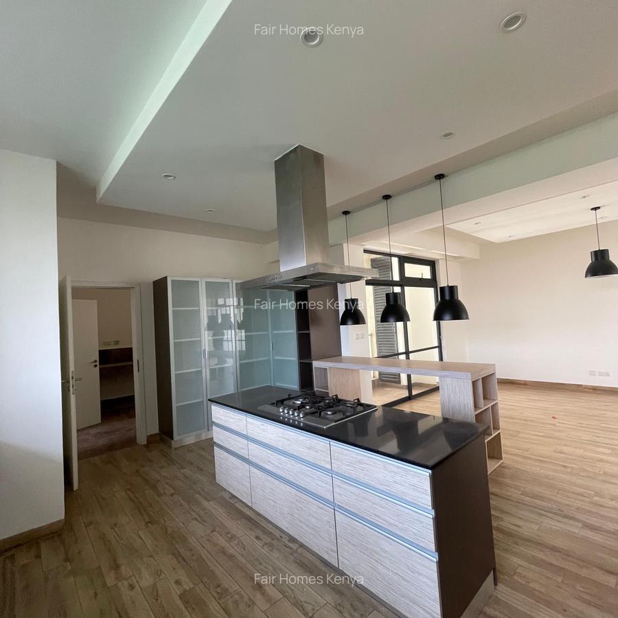 4 Bed Apartment with En Suite at Riverside Drive - 10