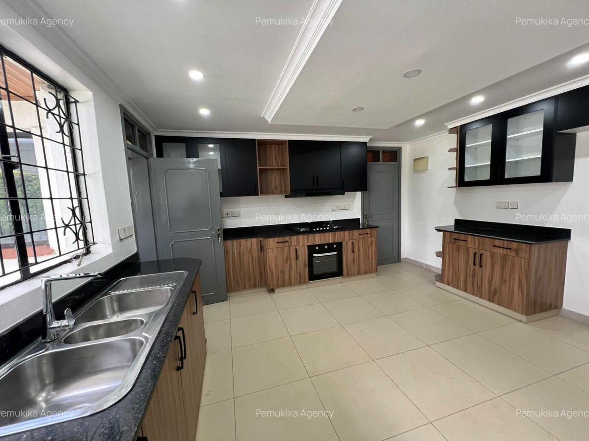 4 Bed Townhouse with En Suite in Ridgeways - 5