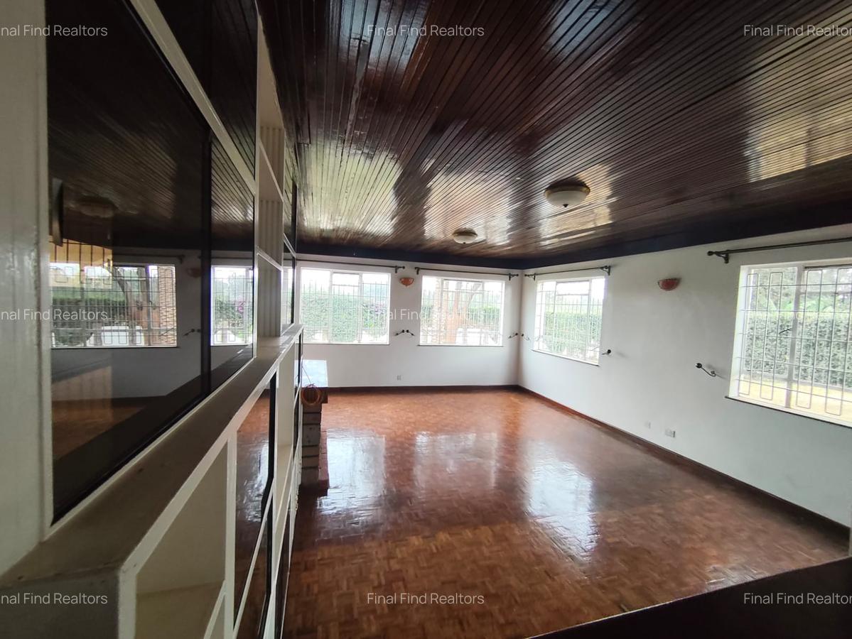 6 Bed House with En Suite in Garden Estate - 14