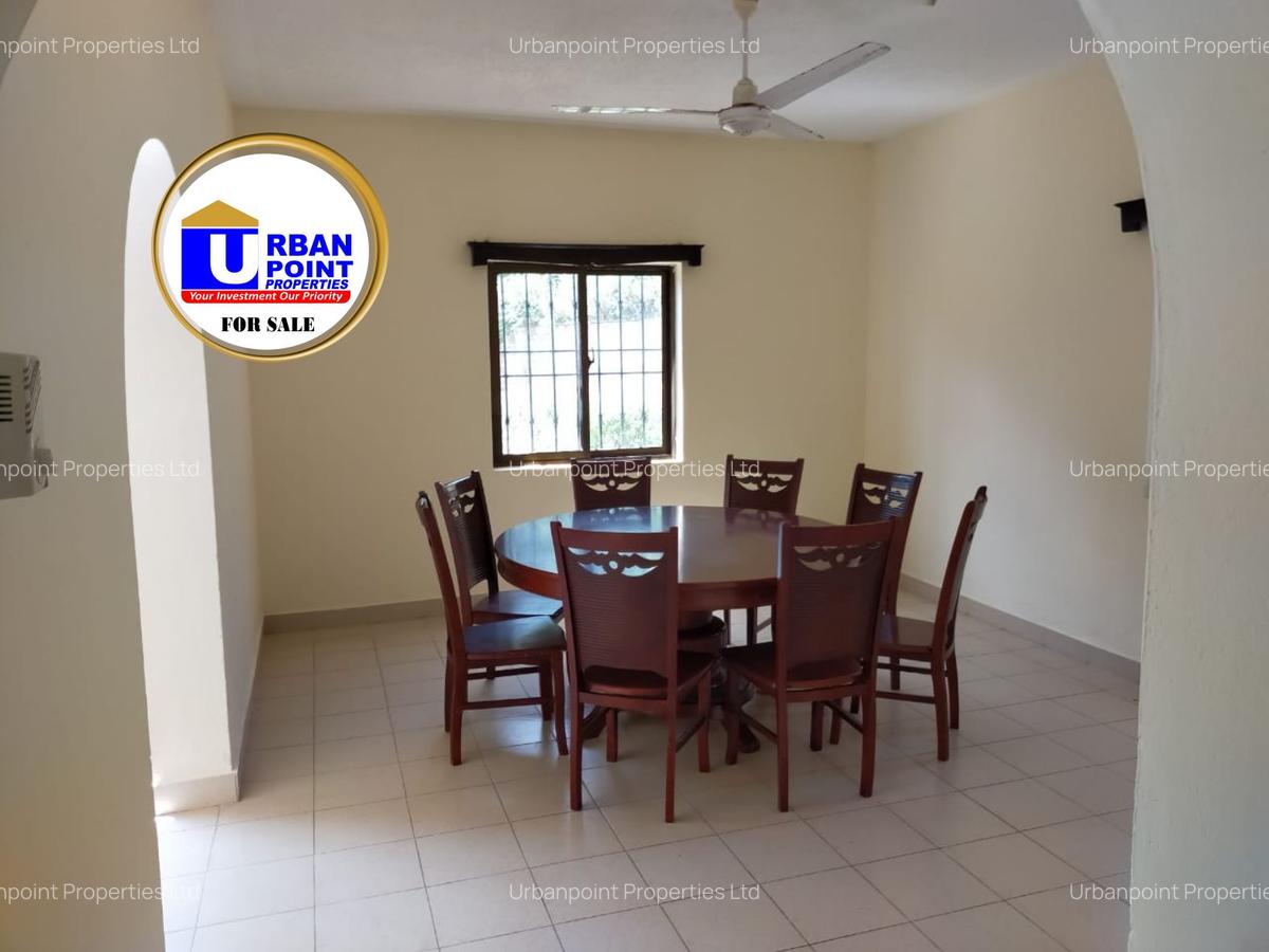 4 Bed House with En Suite in Nyali Area - 4