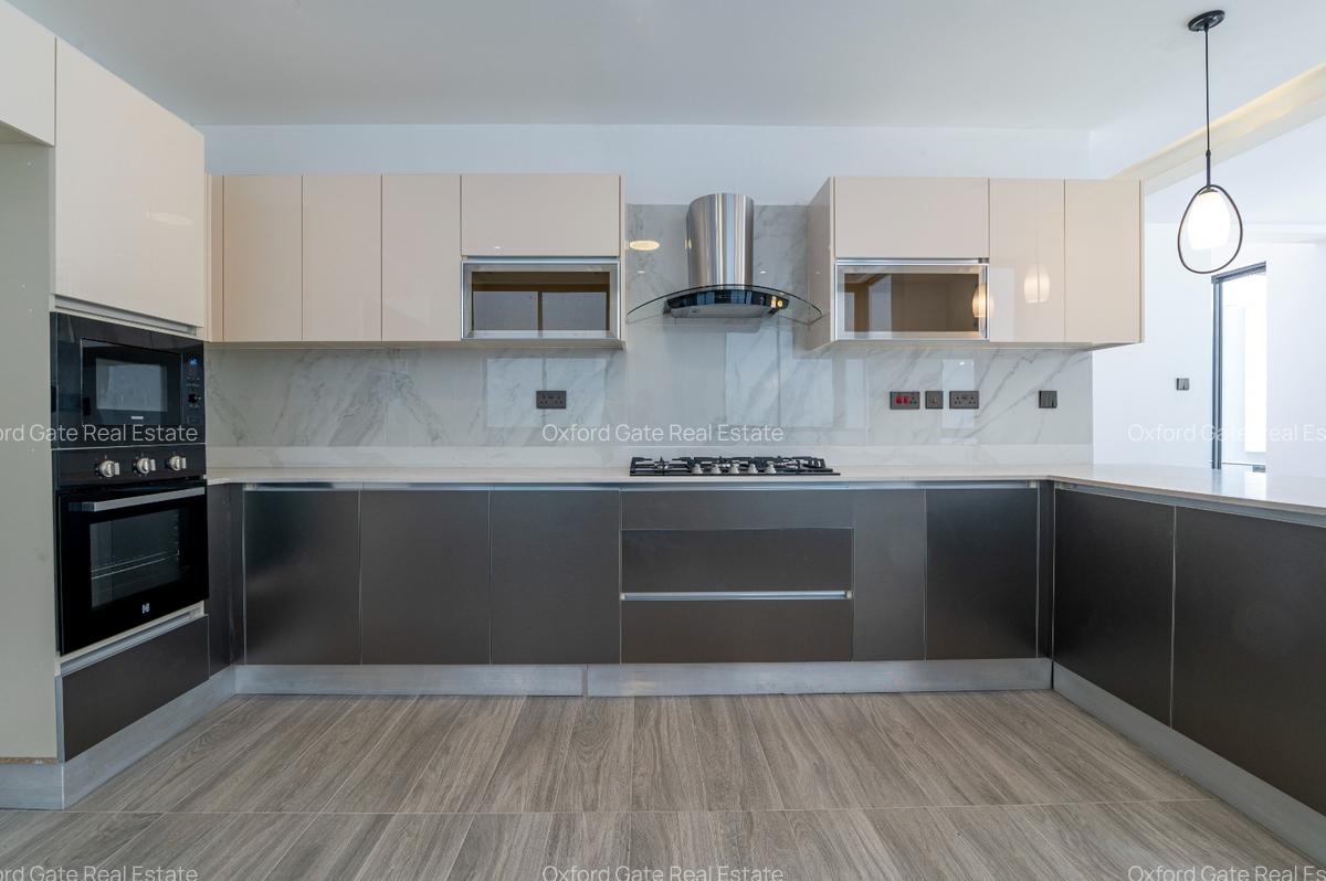 5 Bed Townhouse with En Suite at Lavington - 6
