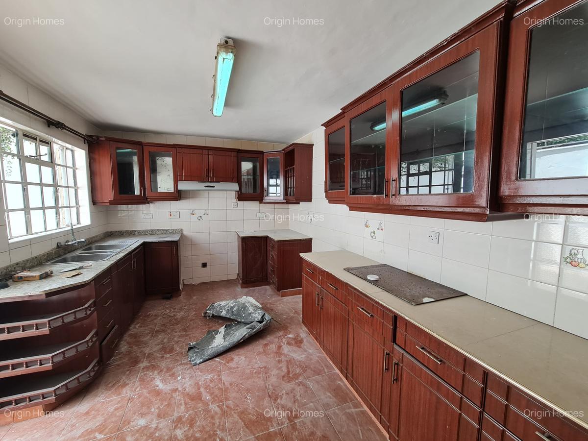 5 Bed Townhouse with En Suite at Westlands - 6